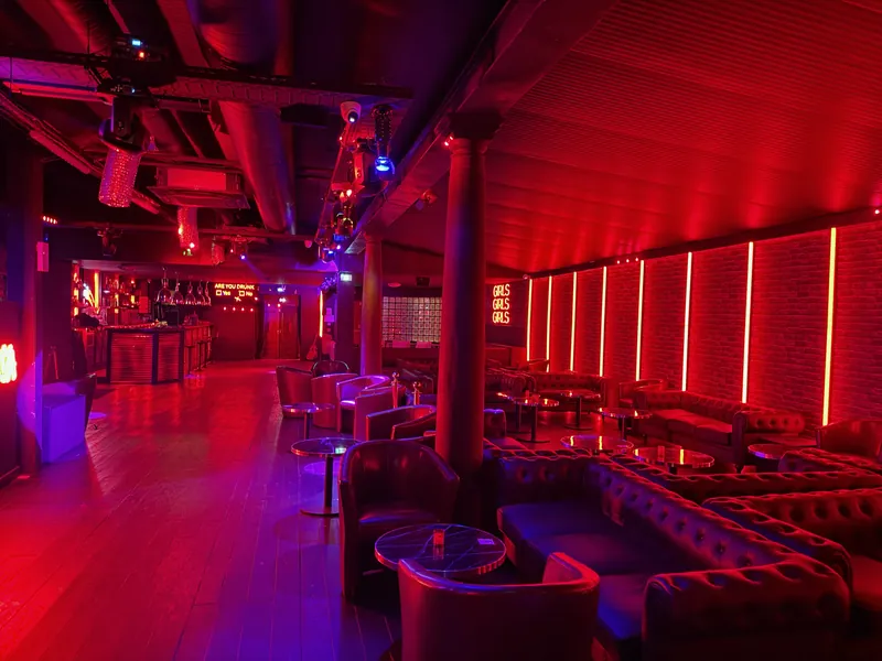Banquettes Chesterfield et couloir lumineux du Maya Klub