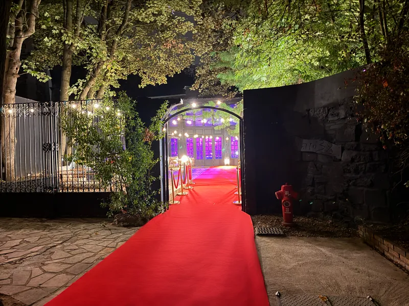 Allée à tapis rouge menant à la terrasse de Maya