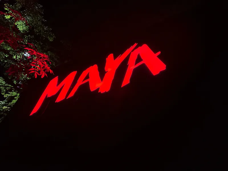 Enseigne néon rouge Maya à l'entrée de l'établissement, Champigny-sur-Marne