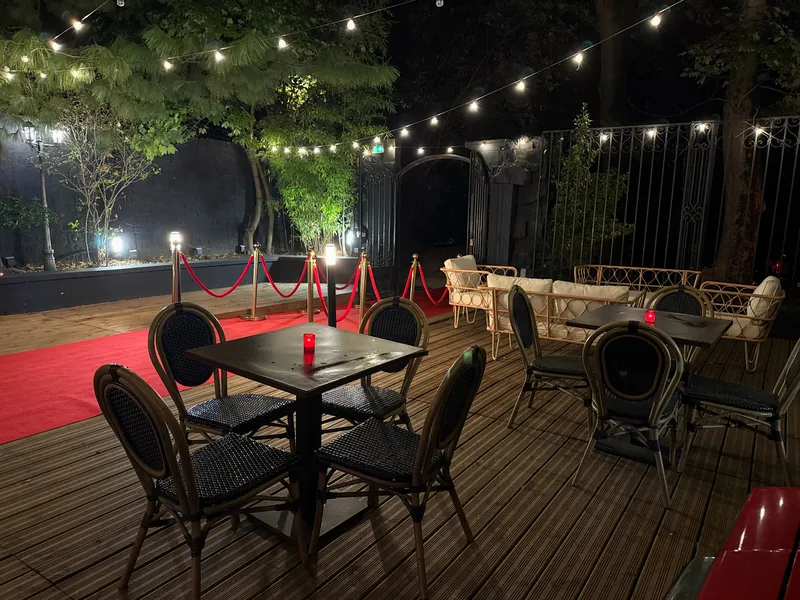 Tables et chaises de bistrot sur la terrasse de Maya