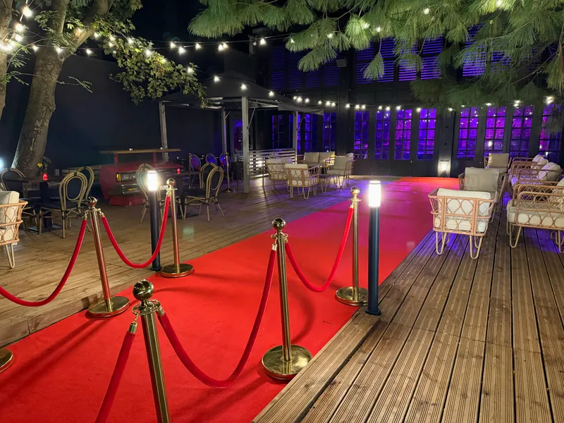 Tapis rouge et cordons dorés sur la terrasse de Maya